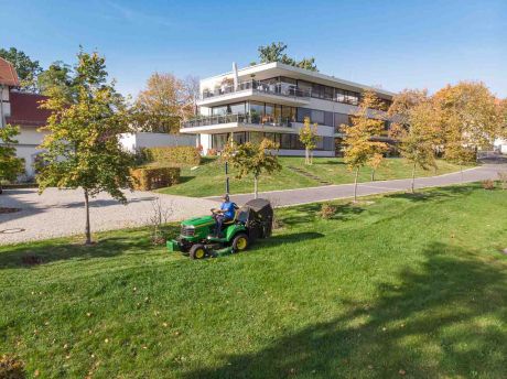 Grasmäher auf Liegenschaft in Dresden