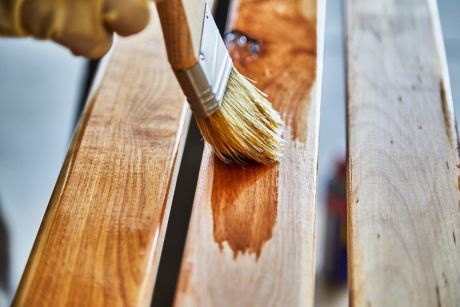 Werterhaltende Anstriche für Zäune, Kinderspielgeräte oder Gartenbänke.