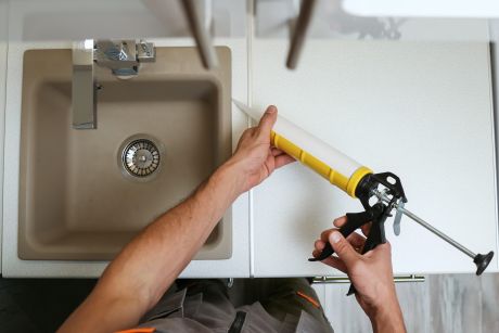 Wartungsfugen im Bad oder Küchenbereich werden von Obacht erneuert.