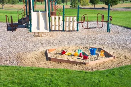 Zu einem schönem Spielplatz gehört auch sauberer Spielsand - wir bieten einen regelmäßigen Austausch und eine Überprüfung der Spielgeräte auf Sicherheit nach DIN EN 1176.