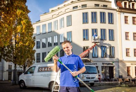 professionelle Glasreinigung mit Hubsteiger und Zugangstechnik in Dresden